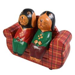 2 Dogs on a tartan sofa hand carved Albesia wood, 12 x 8 x 5 cm