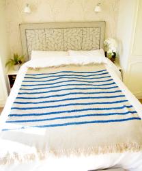Throw/bedspread, recycled cotton, blue tufted stripes