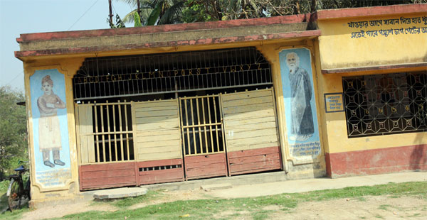 School on way to Chhandabrati weavers