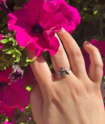 Brass ring with bee, silver colour