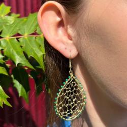 Earrings teardrop gold colour web with green bead edging